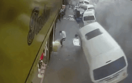 Video: Kinh hãi khoảnh khắc nhiều ô tô bị hất bay khỏi mặt đường sau vụ nổ lớn