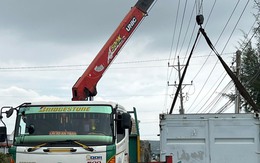Cần cẩu va vào đường dây điện, 2 người bị điện giật thương vong