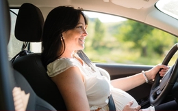 Phụ nữ mang thai có phải thắt dây an toàn khi lái xe?