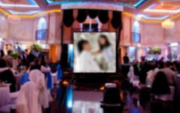 Đang vui vẻ mời rượu quan khách, cô dâu chú rể méo mặt với "cảnh nóng" được chiếu trên màn hình lớn giữa hội trường