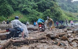 Mưa lớn gây sạt lở tại Quốc lộ 32, giao thông toàn tuyến bị ảnh hưởng