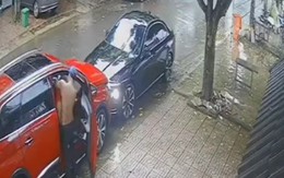 Toàn cảnh vụ người đàn ông lái ô tô liên tục húc xe con trước cổng nhà vợ cũ