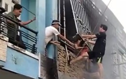 Hàng xóm phá 'chuồng cọp' cứu 3 người mắc kẹt trong căn nhà bốc cháy ở TP.HCM