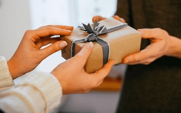 Bí mật giấu trong món quà của bạn trai cũ khiến gia đình tôi suýt tan đàn xẻ nghé