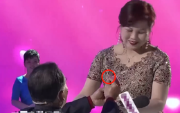 Cụ ông 70 tuổi mang nhẫn kim cương cầu hôn ngay tại sân khấu hẹn hò
