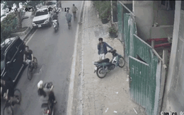 Video: Khoảnh khắc ô tô mất lái, cán qua người điều khiển xe máy ở Hà Nội