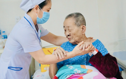 Mổ nội soi cắt tử cung cho cụ bà 89 tuổi, hồi phục chỉ 12h sau mổ