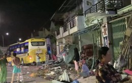 Xe khách giường nằm tông sập mái hiên nhiều nhà dân ở Bình Thuận