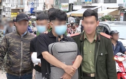 Hai thanh niên phát thuê tờ rơi có nội dung khiêu dâm khắp các tỉnh phía Nam