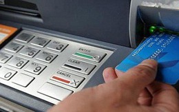 Sử dụng một thẻ ATM khách hàng phải chịu bao nhiêu loại phí?