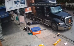 Video: Khoảng khắc shipper giao hàng sang đường không chú ý bị container hất văng, nghiến nát xe máy
