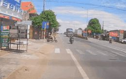 Video: Sang đường kiểu tự sát, hai người đi xe máy bị xe tải đâm gục