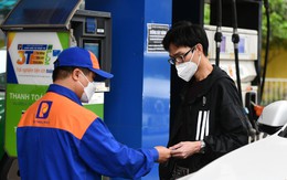 Sau khi đã tăng gần 2.500 đồng/lít, giá xăng trong nước sẽ giảm vào ngày mai?