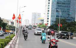 Cận cảnh những cây cầu rực đỏ màu cờ giữa trung tâm Hà Nội