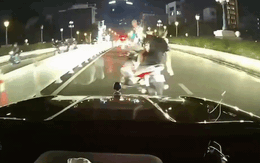 Video: Chết cười với pha suýt chui gầm ô tô của tài xế lái xe máy khi vừa tham gia giao thông, vừa nghe điện thoại