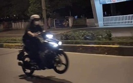 Nữ sinh điều khiển xe mô tô 'làm xiếc' trên đường phố trong đêm