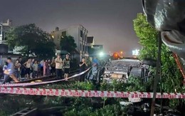 Ô tô chở 9 người bị tàu hoả hất văng khi băng qua đường ở Hải Phòng