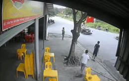 Video: Va chạm xe con và xe máy, 3 người trong gia đình bị hất văng