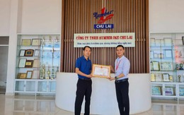 Bảo hiểm xã hội Việt Nam tặng bằng khen nhà máy Number One Chu Lai