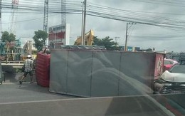 Xe tải lật trúng ô tô 7 chỗ trên Quốc lộ 1, giao thông kẹt cứng gần 10km