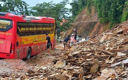 Tin sáng 6/8: Bồn chứa xăng bất ngờ "đội" đất, nổi như phao; lãnh đạo huyện Sóc Sơn phủ nhận vụ sạt lở vùi hàng loạt ô tô là do xây các khu nghỉ dưỡng