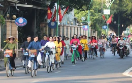 Hơn 100 người trong tà áo dài đạp xe diễu hành qua các điểm du lịch nổi tiếng