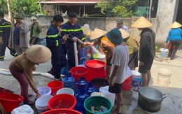 Điều động xe cứu hỏa cấp nước cho hàng trăm hộ dân ở Hà Tĩnh