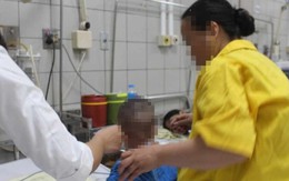 Bé 8 tháng tuổi được cho vào thùng thả xuống tầng 1 trong vụ cháy chung cư mini