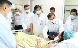Thứ trưởng Bộ Y tế Trần Văn Thuấn thăm, trao quà động viên bệnh nhân nặng trong vụ cháy chung cư mini