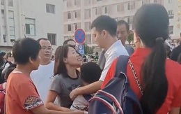 Cha mẹ ly hôn giành giật con ngay trước cổng trường: Đừng nhân danh "tình yêu" để tổn thương con trẻ