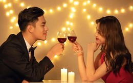 Đến muộn trong buổi hẹn hò, bạn trai còn nói: 'Hãy nhìn xem có bao nhiêu người nhắn tin cho tôi. Em thật may mắn khi tôi đã đến'