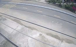 Video: Thót tim cảnh nữ tài xế lái ô tô kéo lê xe máy trên đường