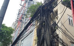 'Ma trận' dây cáp viễn thông ở nhiều tuyến Hà Nội tiềm ẩn nguy cơ cháy