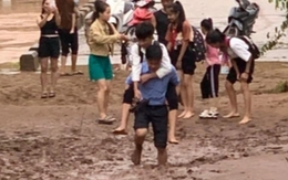 Xúc động hình ảnh thầy giáo lội bùn cõng học sinh đến trường
