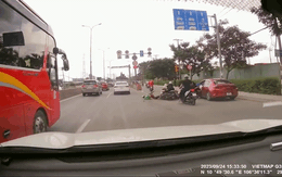 Video: 3 xe máy chồng nhau giữa đường vì một nguyên nhân từng gây hậu quả thảm khốc
