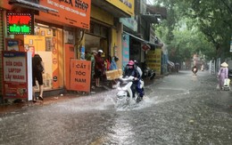 Hà Nội: Người dân 'rẽ nước' đội mưa đi làm, nhiều tuyến đường tắc cứng cả cây số