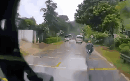 Video: Pha xử lý ẩu khi trời mưa của xe tải khiến người phụ nữ đi xe đạp gặp họa