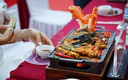 Ấn tượng màn quảng diễn 'cá lăng đốt trà cổ thụ Shan tuyết' của nghệ nhân Lê Văn Khánh ở Lễ hội Thành Tuyên
