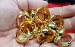 Cụ bà mang 13 chỉ vàng tích góp đem bán, gửi tiền cho kẻ mạo danh công an