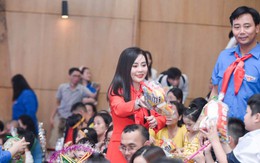 Hoa hậu Phan Kim Oanh và Top 4 Mrs Grand Vietnam 2023 trao quà trung thu