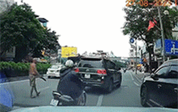 Bắt tạm giam đối tượng phi dao vào ô tô trên đường phố Hà Nội
