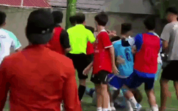 Video: Nhóm thanh niên ẩu đả ngay trên sân cỏ sau pha tranh chấp bóng