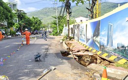 Đường bất ngờ sụt lún 'nuốt chửng' cây xanh, trụ điện