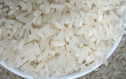 Giá gạo xuất khẩu giảm liên tiếp, trong nước neo cao, doanh nghiệp dừng mua bán