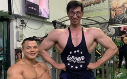Hai anh em "người khổng lồ" ở TPHCM: Không thể đi ô tô, người lạ kì thị