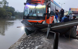 Ô tô khách lao xuống bờ sông sau va chạm với xe trộn bê tông