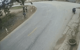 Video: Vào cua như 'tay đua', hai nam sinh ngã sõng soài trước bánh xe tải