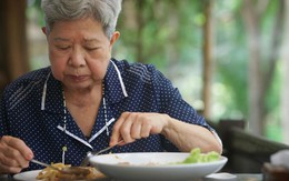 Cụ bà U70 đi làm tạp vụ kiếm tiền trả nợ giúp con, chứng kiến 1 cảnh mà ngậm ngùi dừng trợ cấp