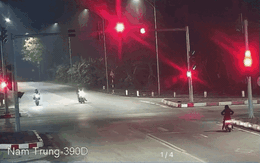 Video: Kinh hoàng khoảnh khắc xe máy vượt đèn đỏ, bị ô tô húc văng cả chục mét