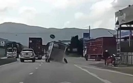 Video xe tải nổ lốp, 2 bánh văng lên trời
